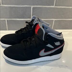 Nike Air Jordan 1 Black and Red Sneakers Classic Design Size 6.5 Youth